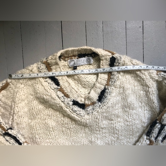 Hand knit chunky wool sweater - Picture 4 of 5